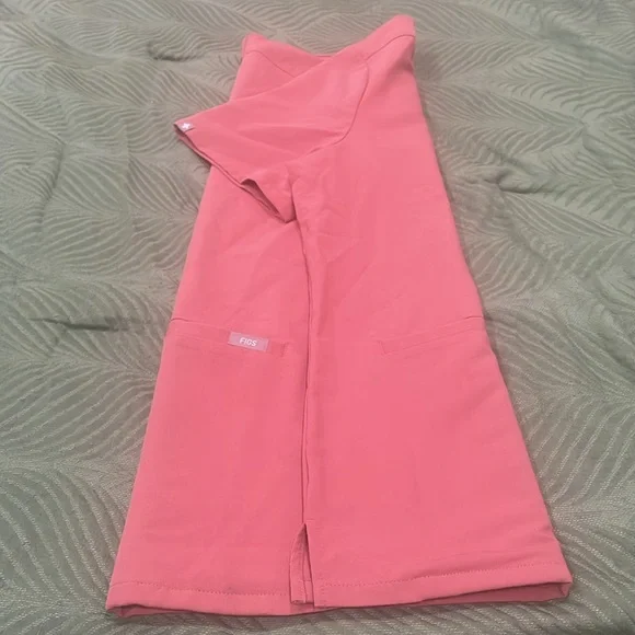 Figs mauve two pocket scrub top. Excellent condition. - Picture 8 of 9